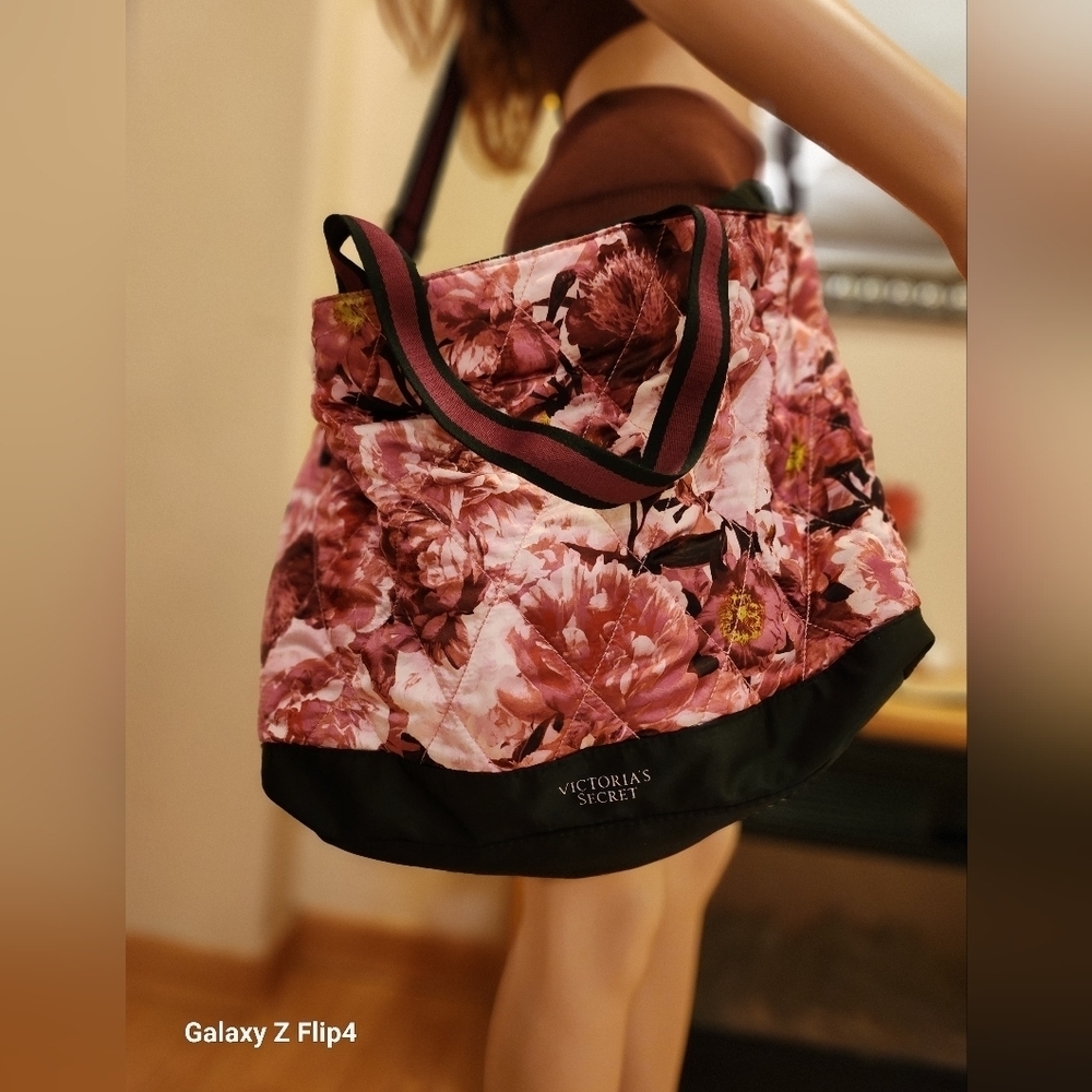 VICTORIA'S Secret FLORAL zipper TOTE, EUC - Picture 3 of 13